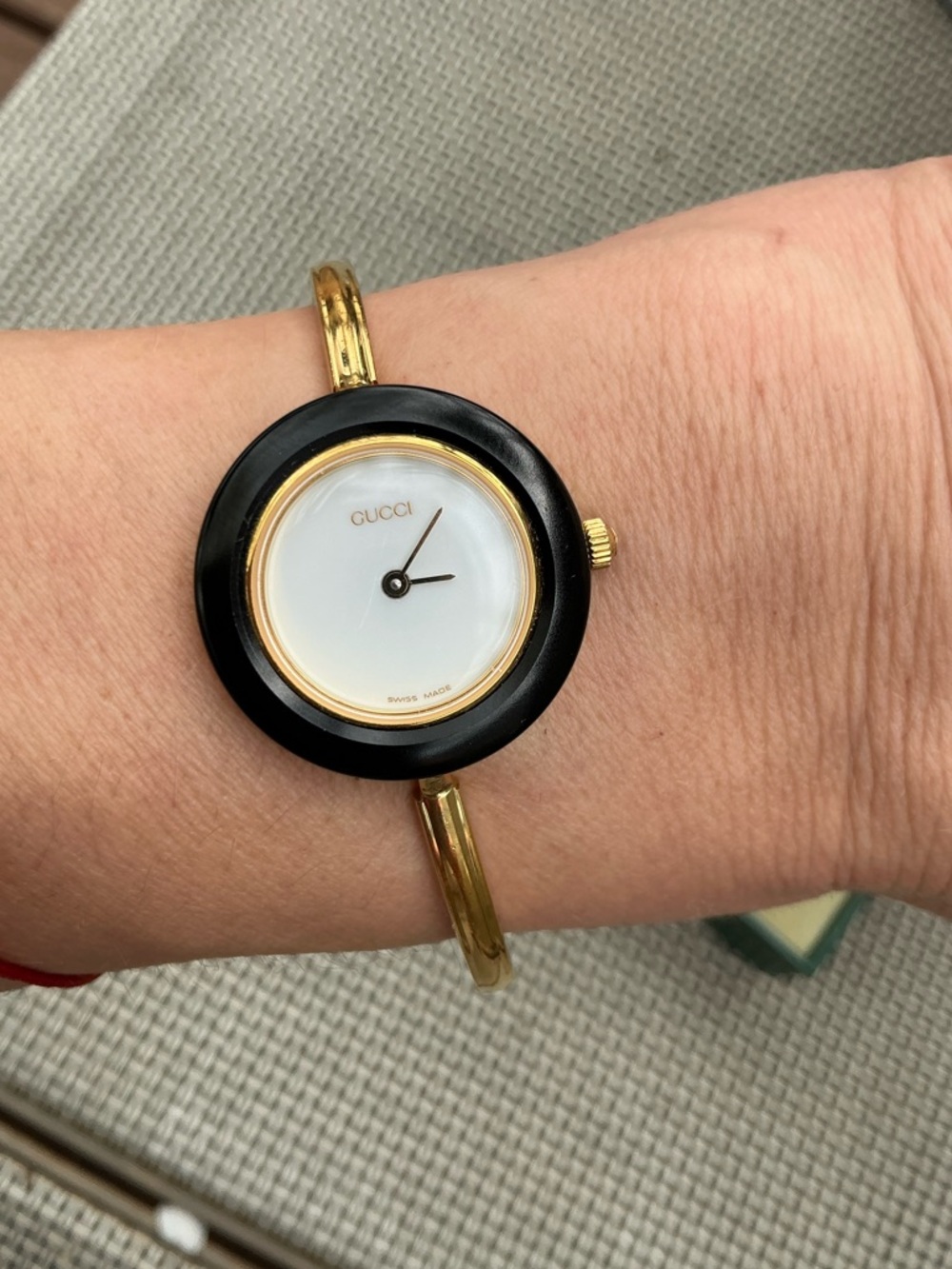 Beautiful GUCCI bangle watch w/ set of colorful bezels โค๏ธ๐๐ค๐๐๐ค - Picture 8 of 14